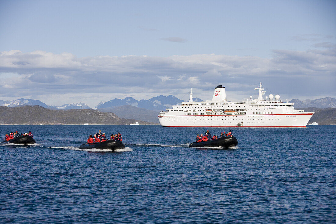 Passagiere von Kreuzfahrtschiff MS Deutschland fahren in Schlauchbooten, Kitaa, Grönland