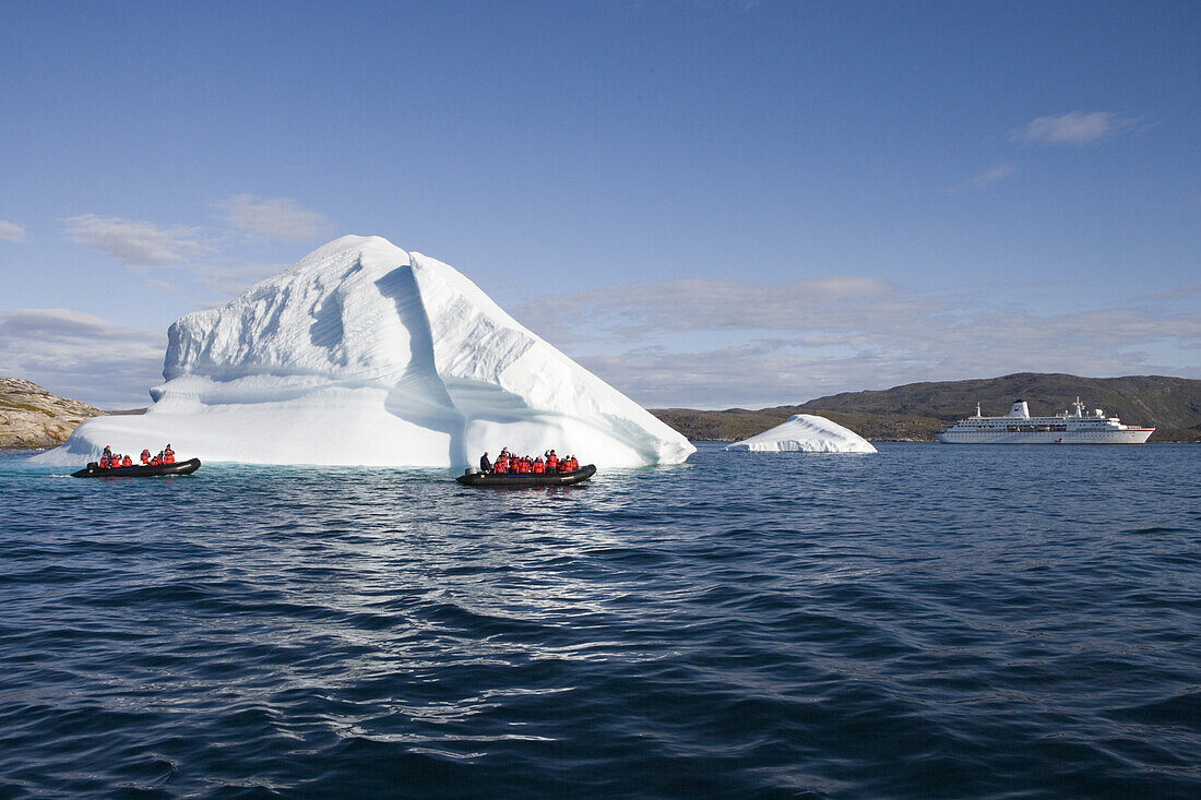 Passagiere von Kreuzfahrtschiff MS Deutschland fahren im Schlauchboot zu einem Eisberg, Kitaa, Grönland