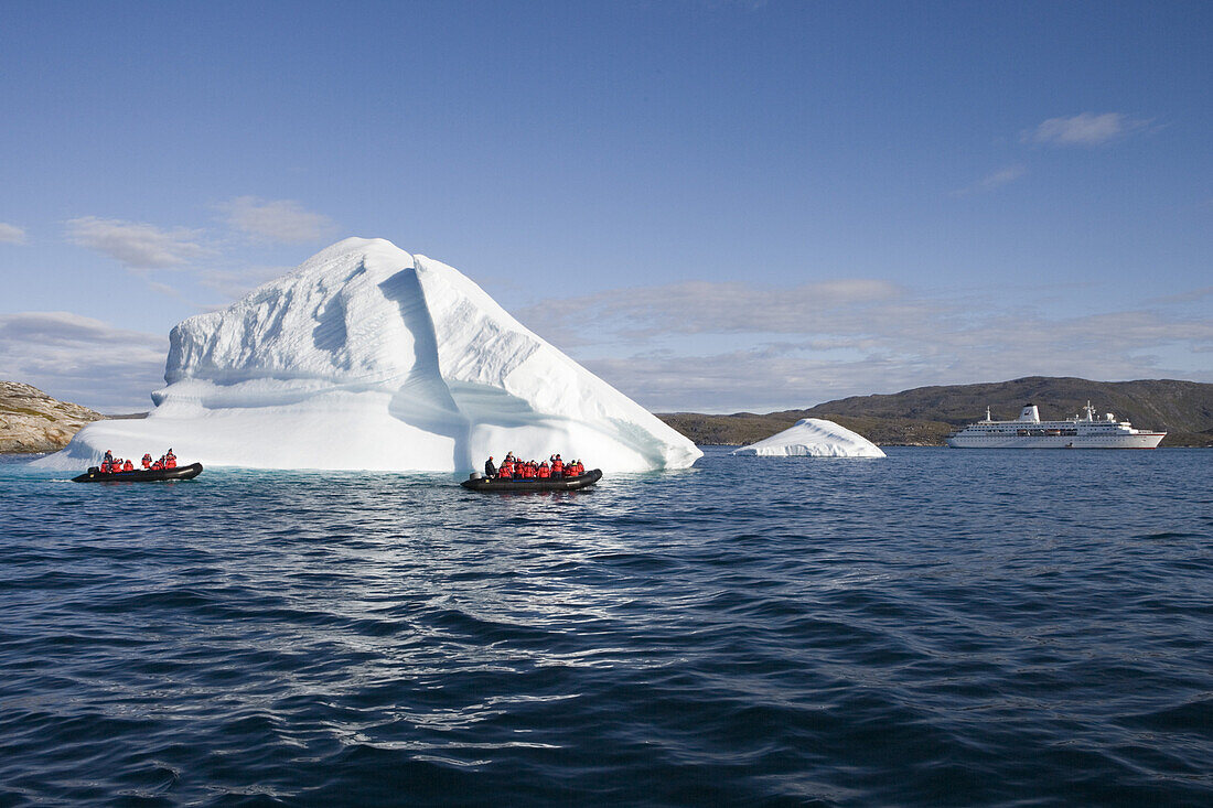 Passengers of cruise ship MS Deutschland driving in rubber dinghies to an iceberg, Kitaa, Greenland