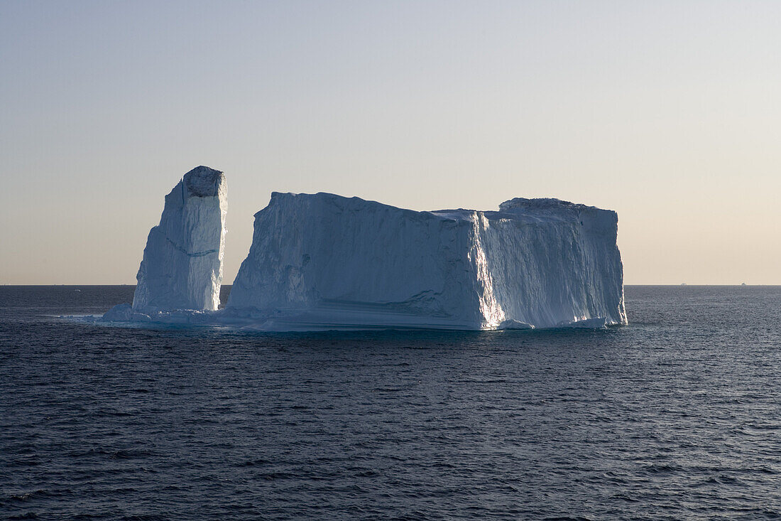 Blick auf Eisberge vom Ilulissat Kangerlua Isfjord im Sonnenlicht, Diskobucht, Kitaa, Grönland