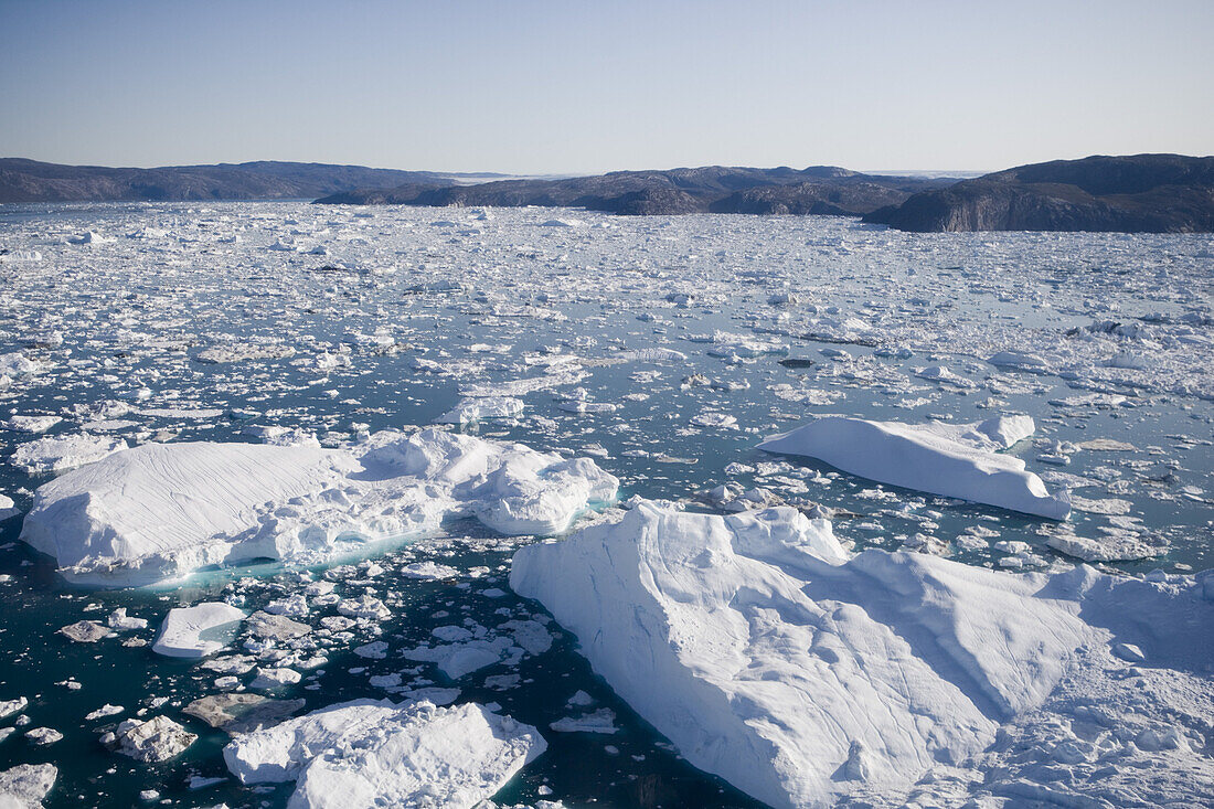 Luftaufnahme von Eisschollen und Eisbergen vom Ilulissat Kangerlua Isfjord, Ilulissat (Jakobshavn), Diskobucht, Kitaa, Grönland