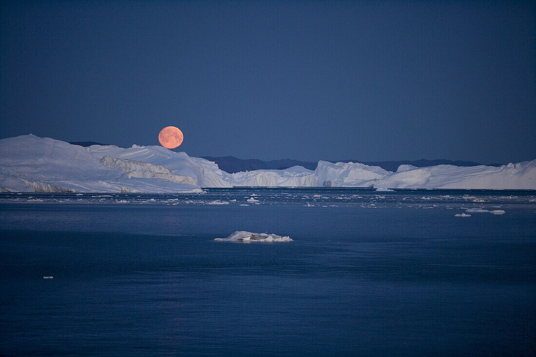 Blick auf Vollmond, Eisberge vom Ilulissat Kangerlua Isfjord in der Abenddämmerung, Ilulissat (Jakobshavn), Diskobucht, Kitaa, Grönland