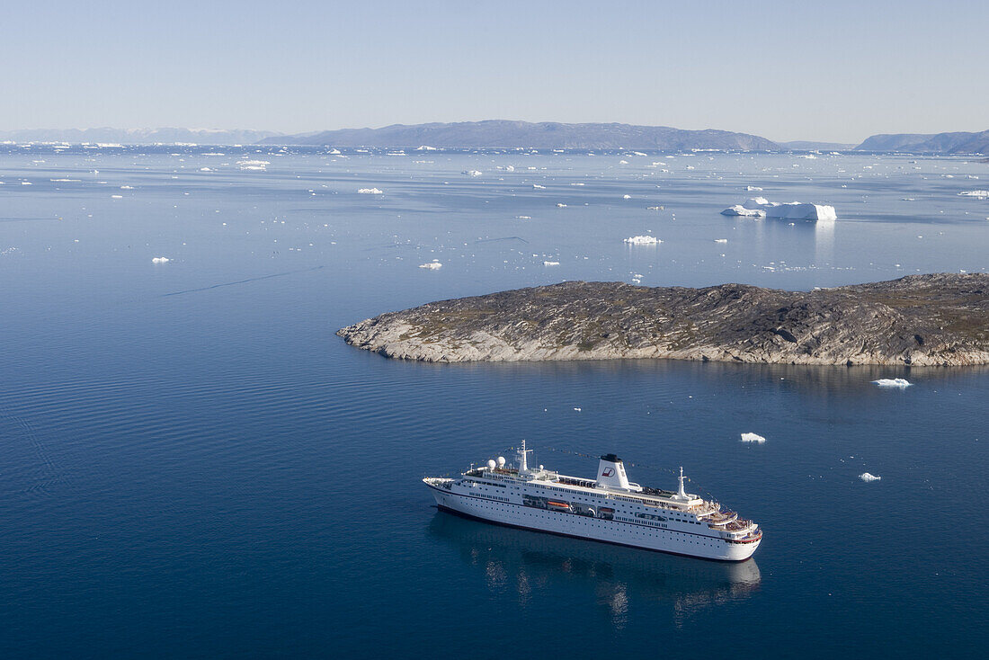 Luftaufnahme von Kreuzfahrtschiff MS Deutschland (Reederei Peter Deilmann) und Eisberge vom Ilulissat Kangerlua Isfjord, Ilulissat (Jakobshavn), Diskobucht, Kitaa, Grönland