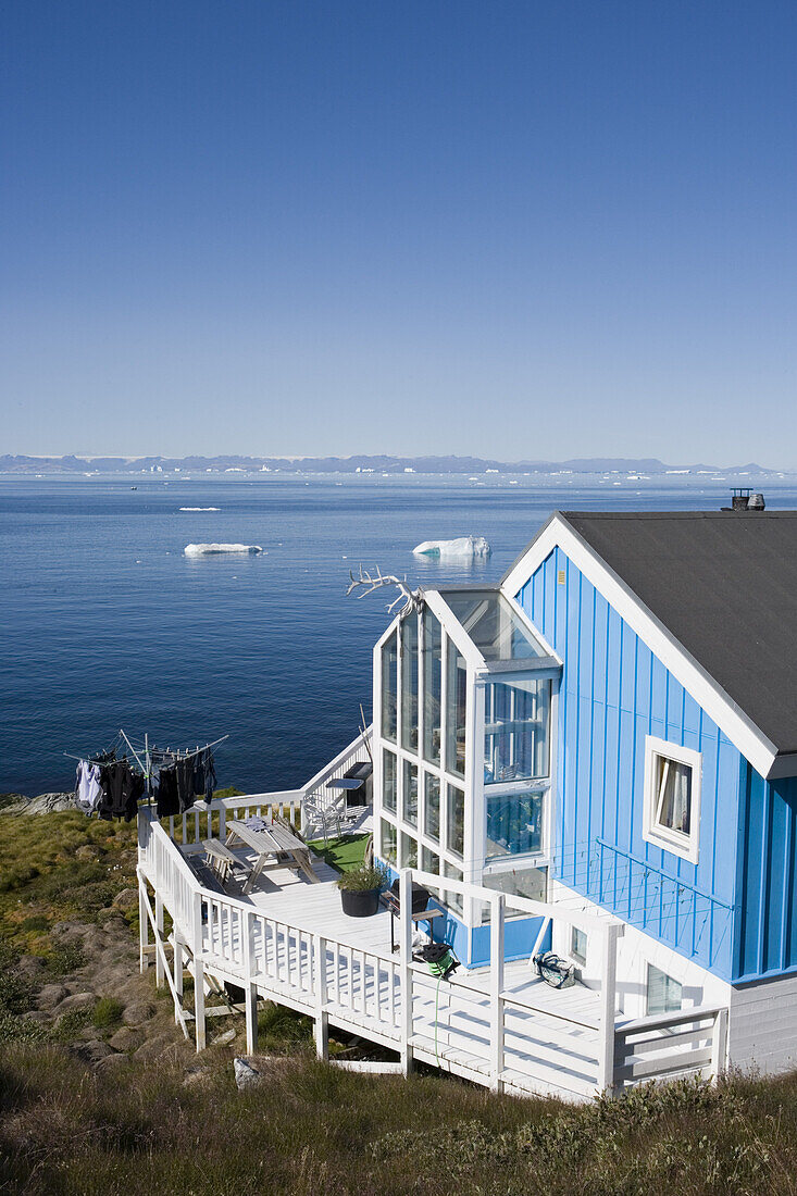 Haus mit Blick auf Eisberge vom Ilulissat Kangerlua Isfjord, Ilulissat (Jakobshavn), Diskobucht, Kitaa, Grönland