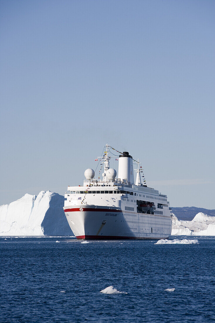 Cruise ship MS Deutschland and icebergs from Ilulissat Kangerlua Icefjord, Ilulissat (Jakobshavn), Disko Bay, Kitaa, Greenland
