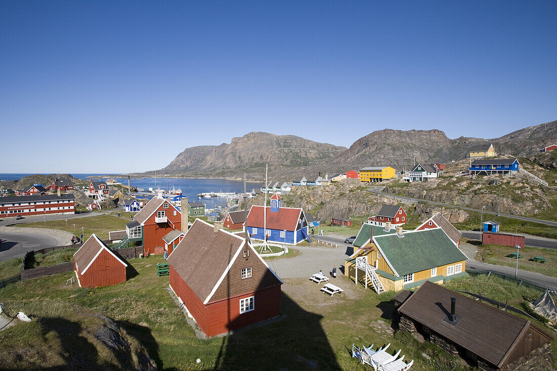 Holzhäuser an der Küste unter blauem Himmel, Sisimiut, Kitaa, Grönland