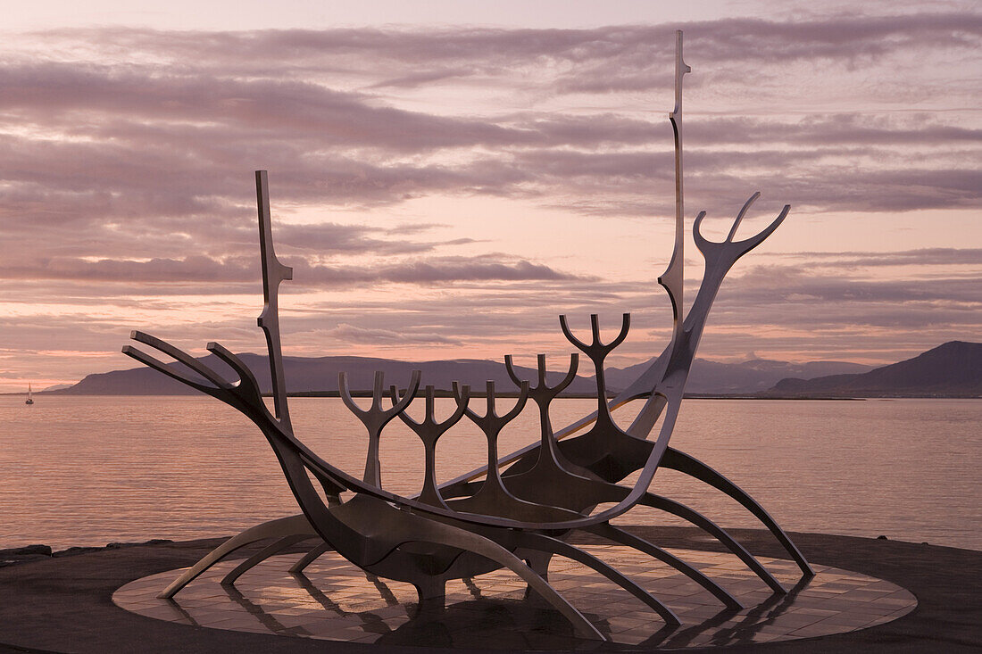 Skulptur eines Wikingerschiffs an der Küste am Abend, Reykjavik, Island, Europa