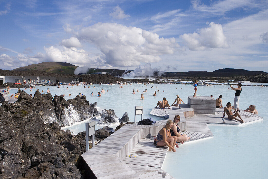 Menschen baden in heissem Thermalwasser, Blaue Lagune, Grindavik, Reykjanes, Island, Europa
