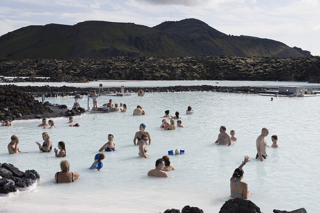 Menschen baden in heissem Thermalwasser, Blaue Lagune, Grindavik, Reykjanes, Island, Europa