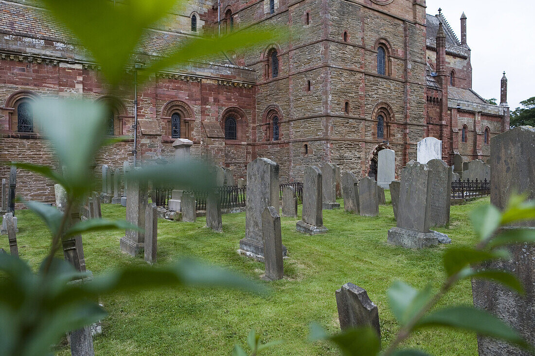 Graveyard and St. Magnus cathedral, Kirkwall, Orkney Islands, Scotland, Great Britain, Europe