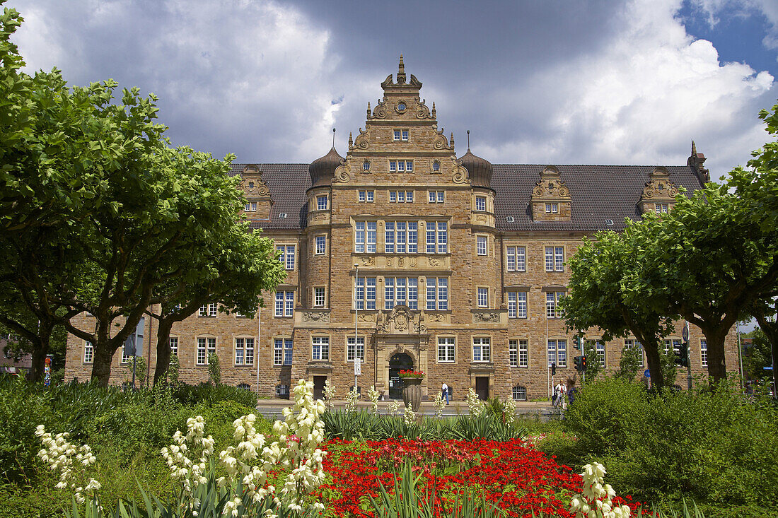 Friedensplatz mit Amtsgericht in der Innenstadt von Oberhausen, Ruhrgebiet, Nordrhein-Westfalen, Deutschland, Europa