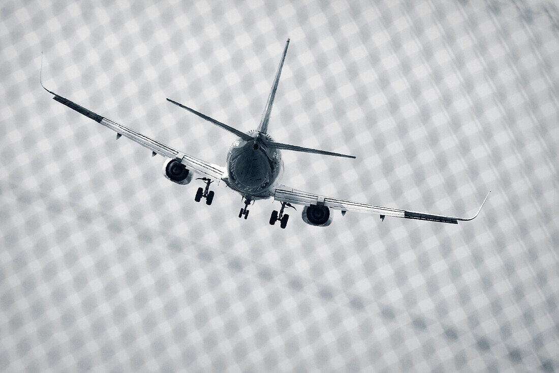 Avión girando en el aire