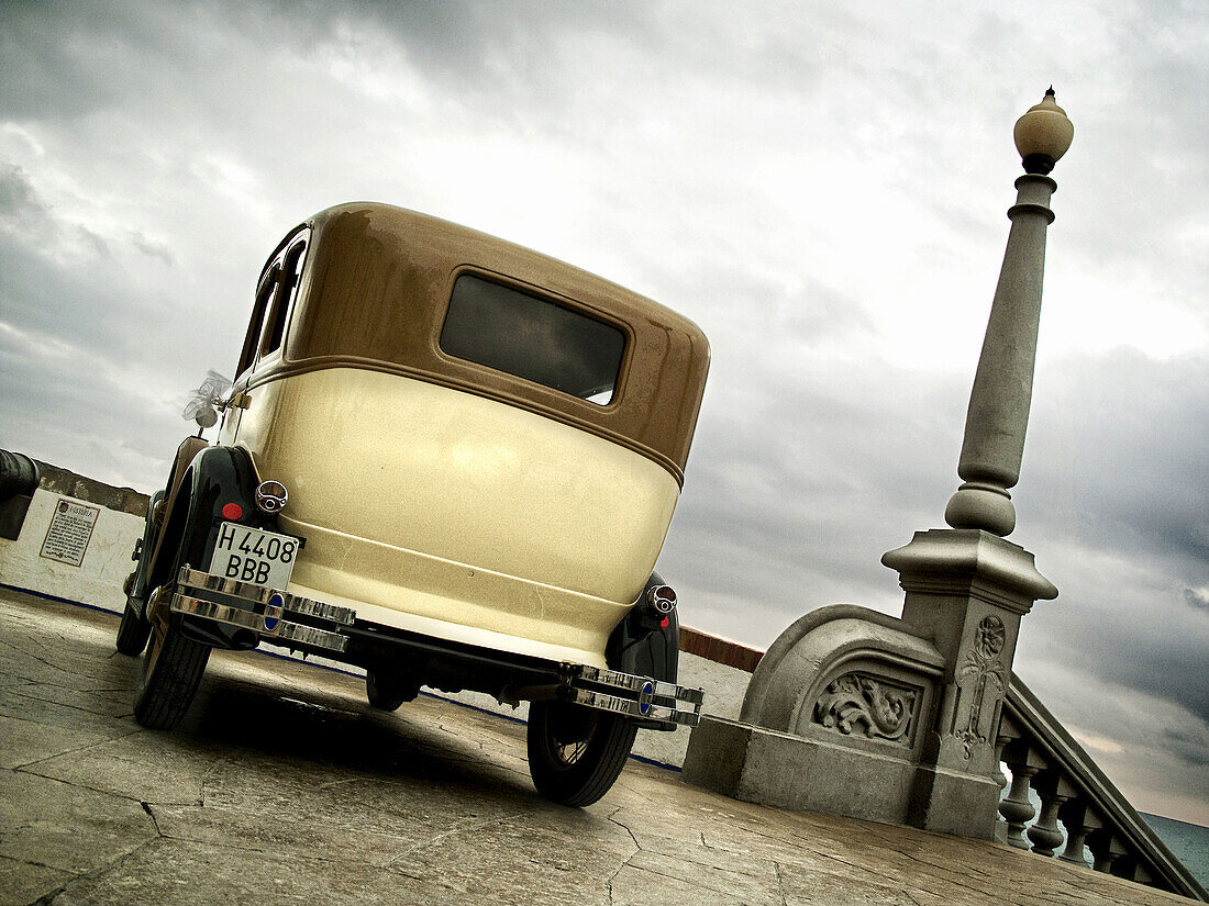 Coche classico en escalinatas de Sitges,  Catalunya,  España