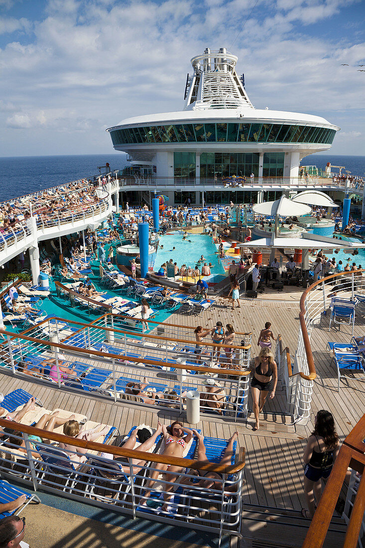 Boat, Caribbean, Color, Colour, Contemporary, Cruise, Deck, Fun, Holiday, Leisure, Navigator, Play, Pool, Recreation, Relax, Relaxation, Seas, Ship, Sun, Sunning, Suntan, Swimming, Tan, Tanning, The, Tourism, Travel, Vacation, XL6-834444, agefotostock 
