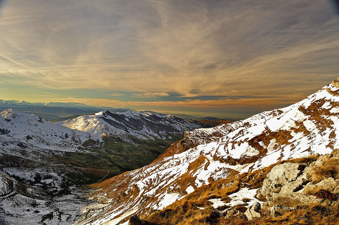 Vistas desde el portillo de Lunada en su cara Cantabra.