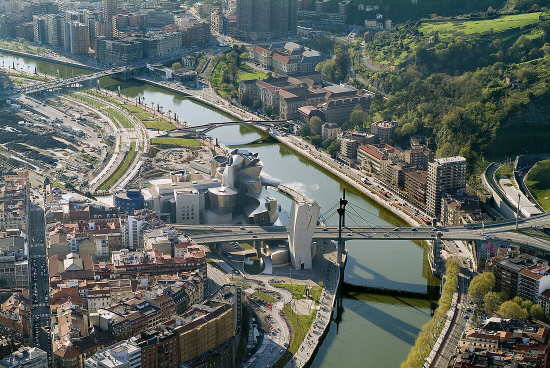 Imagen aerea de la ria de Bilbao con el Puente de la Salve en plimer termino,  puente de Deusto al fondo y la universidad de Deusto