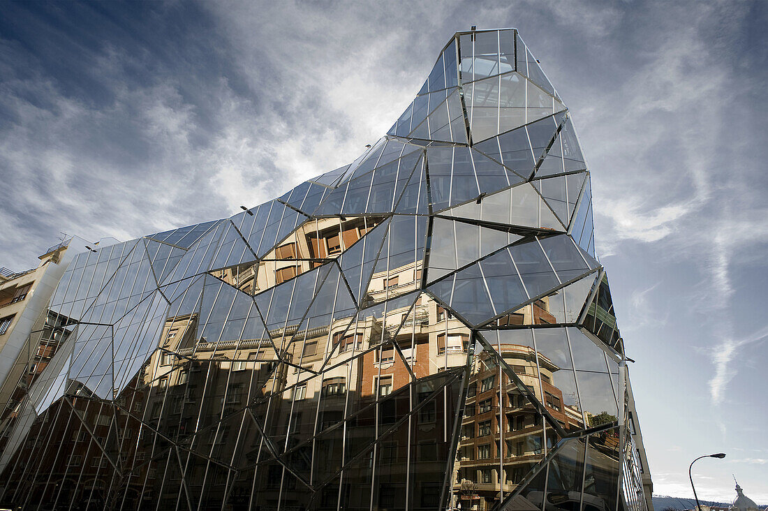Edifio poliedrico con fachada de cristal