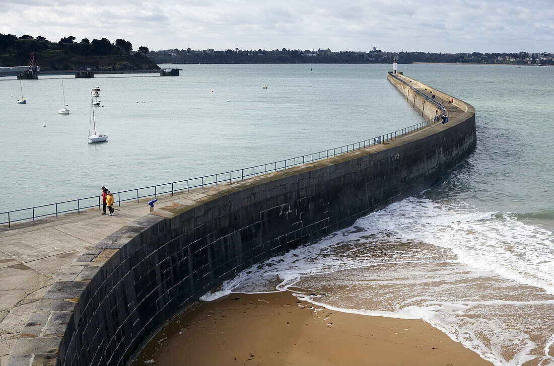 Mole des Noires,  Saint-Malo. Ille-et-Vilaine,  Bretagne,  France