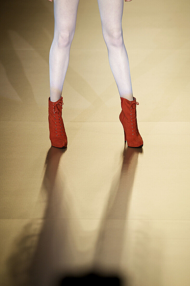 Madrid. IFEMA. Cibeles Madrid Fashion Week,  Otoño _ Invierno 09/10. El Eglo. Desfile de Maria Escote. Feet of catwalk model with booty-heeled red.