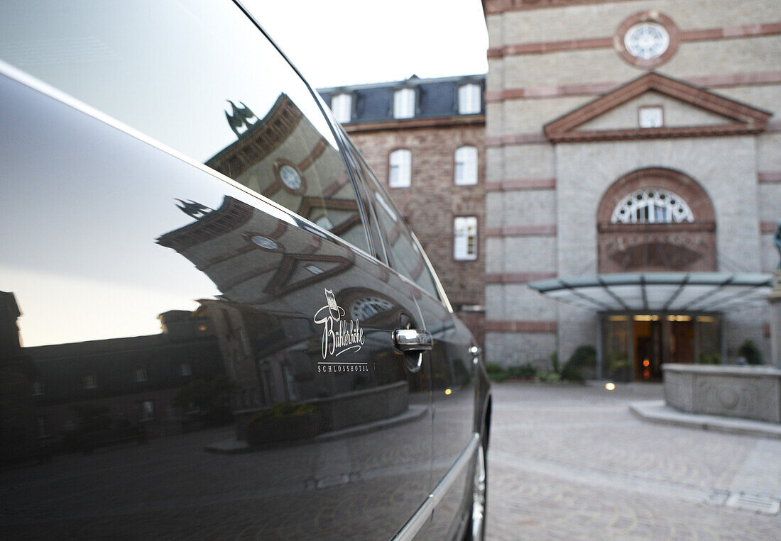 Limousine vor Hotel Bühlerhöhe, Bühl, Schwarzwald, Baden-Württemberg, Deutschland