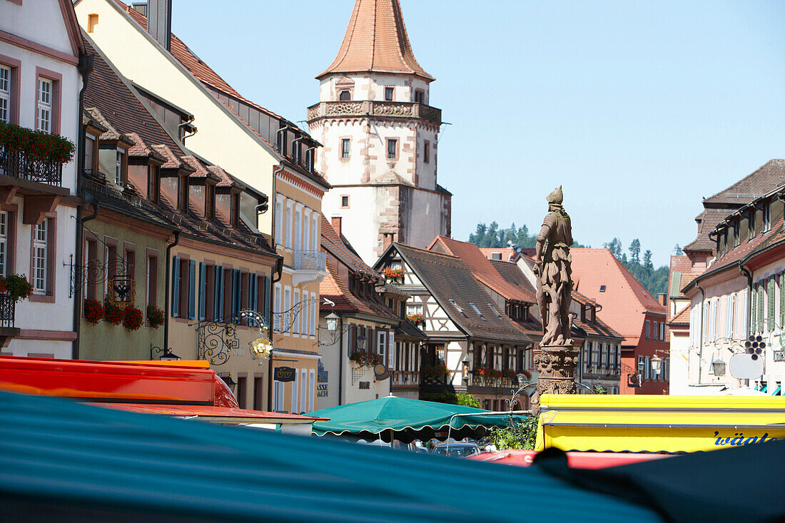 Fountain between stalls, marketplace, Gengenbach, Black Forest, Baden-Wuerttemberg, Germany