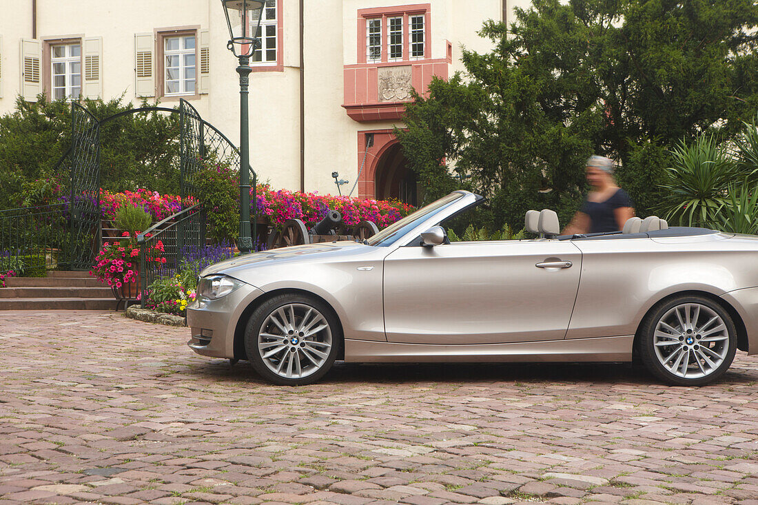 Cabrio vor Schloss Neuweier, Baden-Baden, Schwarzwald, Baden-Württemberg, Deutschland