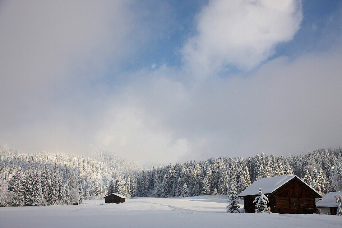 Schneebedeckte Blockhütten, Flims Laax, Kanton Graubünden, Schweiz
