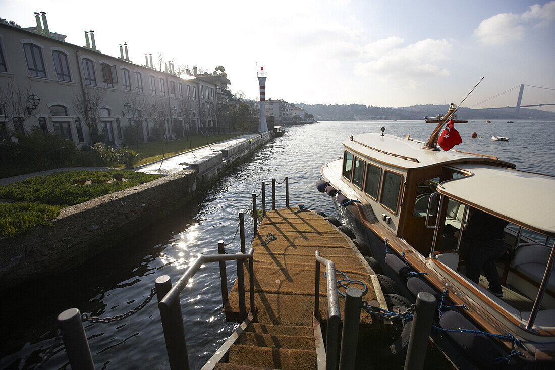 Boot auf dem Bosporus vor Hotel Sumahan, Istanbul, Türkei