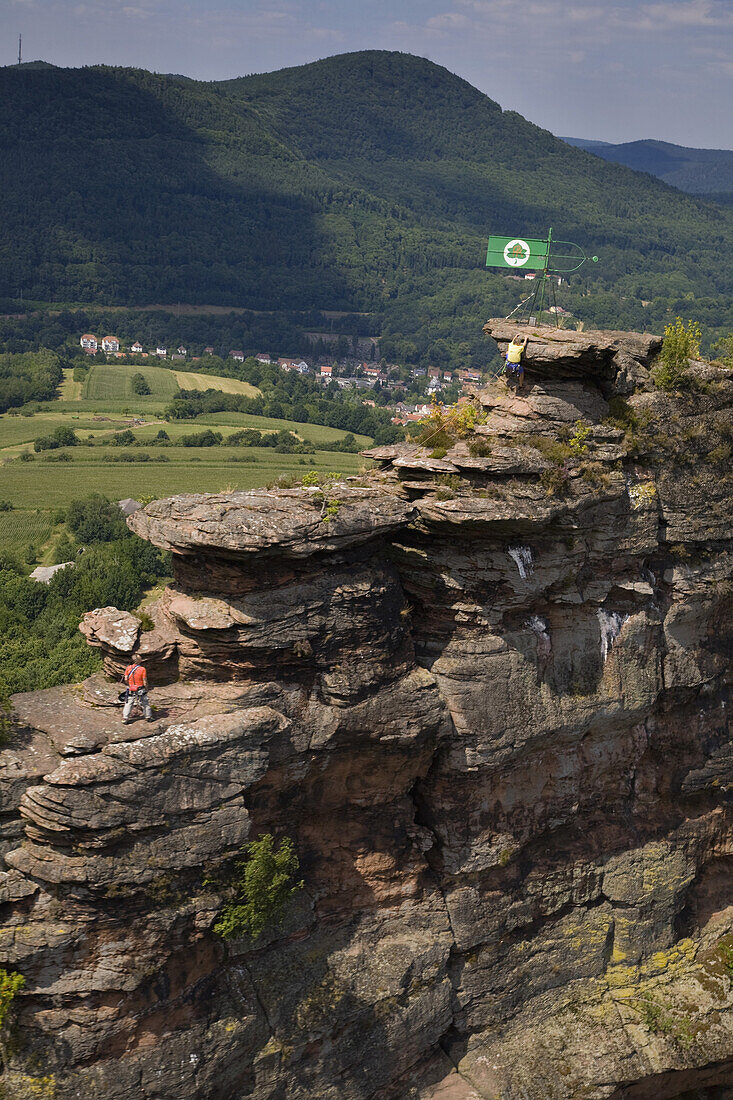 Kletterer am Asselstein, Annweiler am Trifels, Pfälzerwald, Rheinland-Pfalz, Deutschland