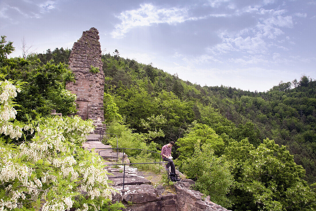 Wanderer rastet bei Burgruine Wasigenstein, Elsass, Frankreich