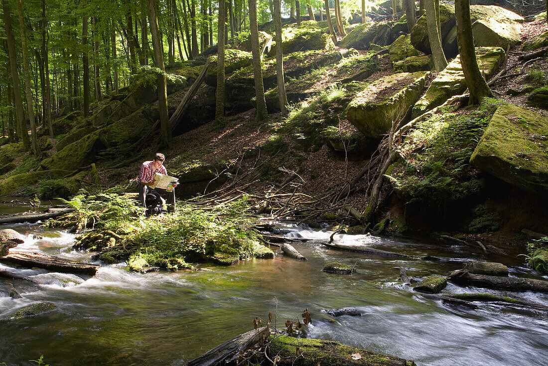 Wanderer rastet in Karlstalschlucht, Pfälzerwald, Rheinland-Pfalz, Deutschland