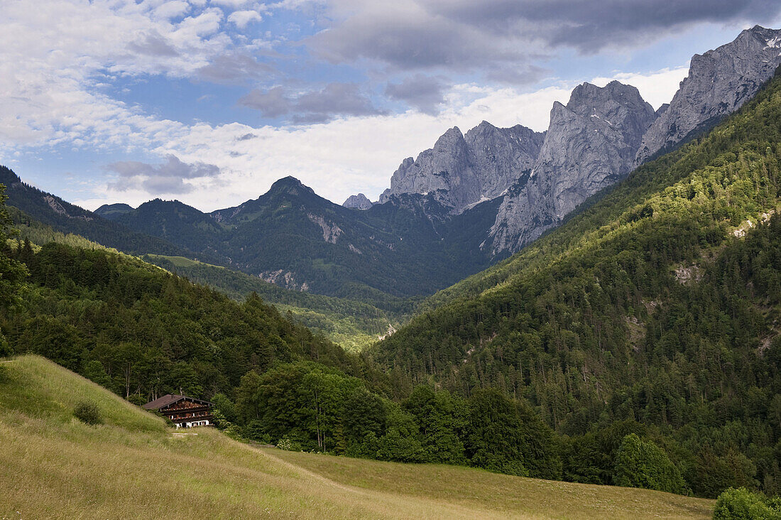 Old forester's lodge, mountain ridge Wilder Kaiser, Kaisertal, Ebbs, Tyrol, Austria