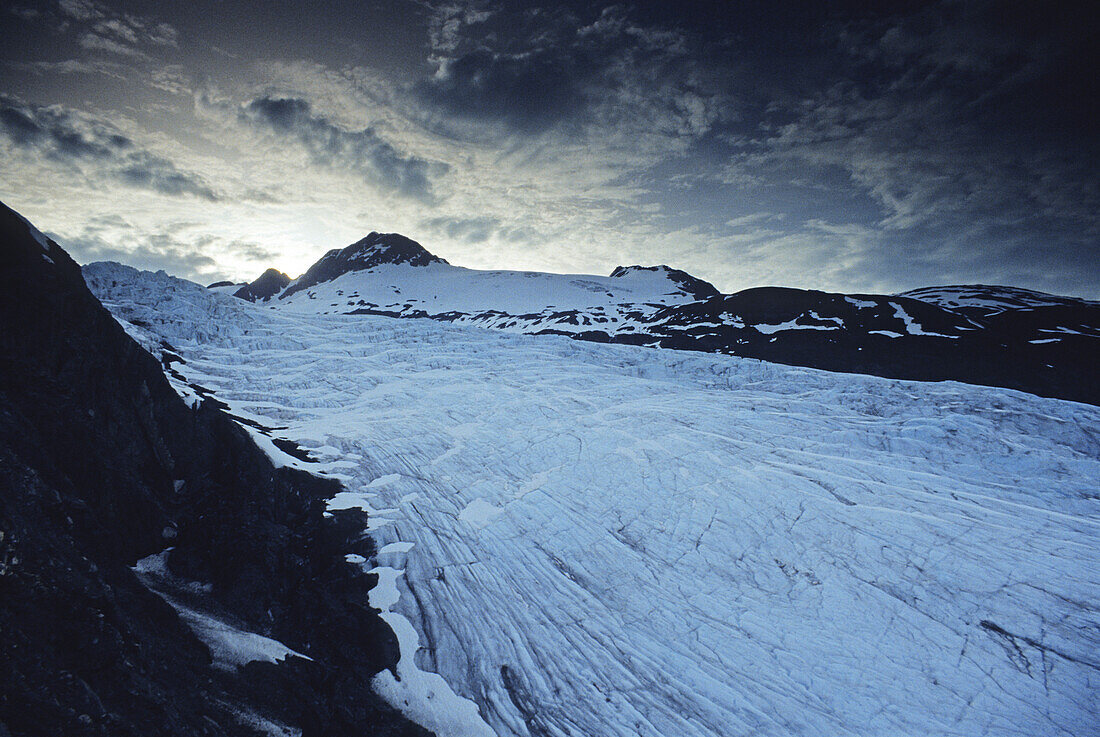 Blick auf den Worthington Gletscher unter dunklen Wolken, Alaska, USA, Vereinigte Staaten von Amerika