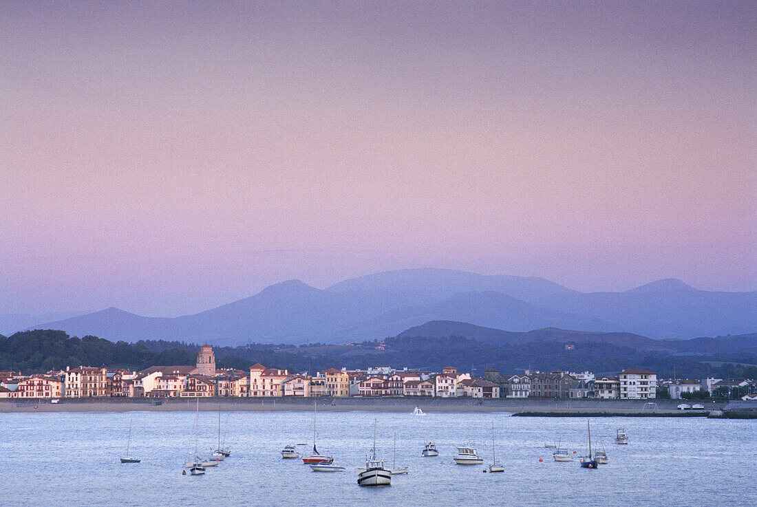 Blick vom Wasser zum Strand am Morgen, St-Jean-de-Luz,  Atlantikküste, Baskenland, Pays Basque, Frankreich, Europa