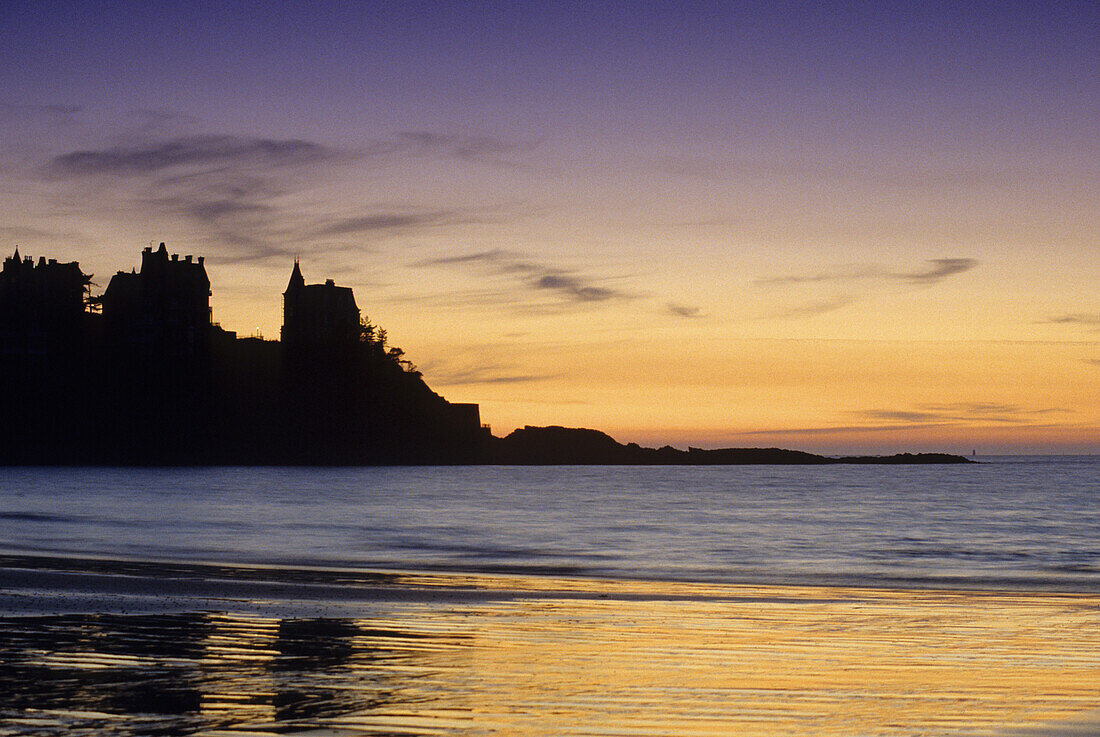 Haus an der Küste bei Sonnenuntergang, Bretagne, Frankreich, Europa