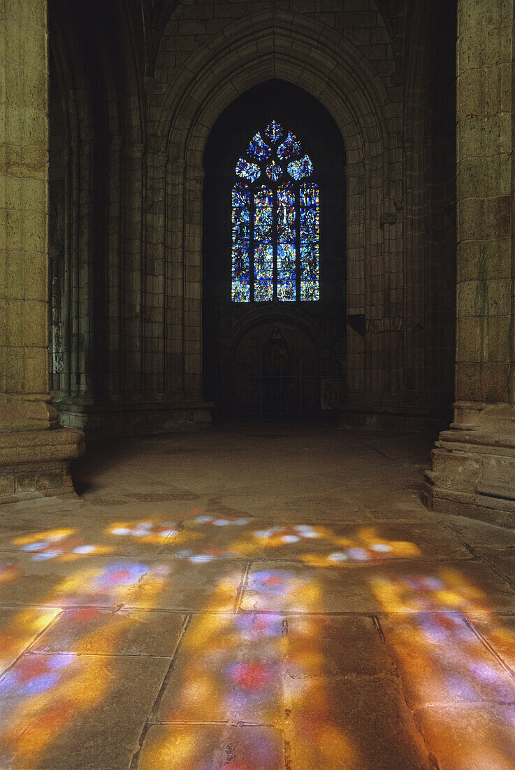 Buntglasfenster in der Kirche Notre Dame de Roscudon, Pont Croix, Bretagne, Frankreich, Europa