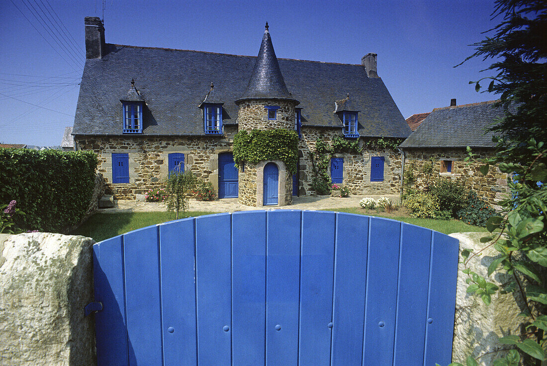 Bretonisches Haus iim Sonnenlicht, Le Val André, Bretagne, Frankreich, Europa