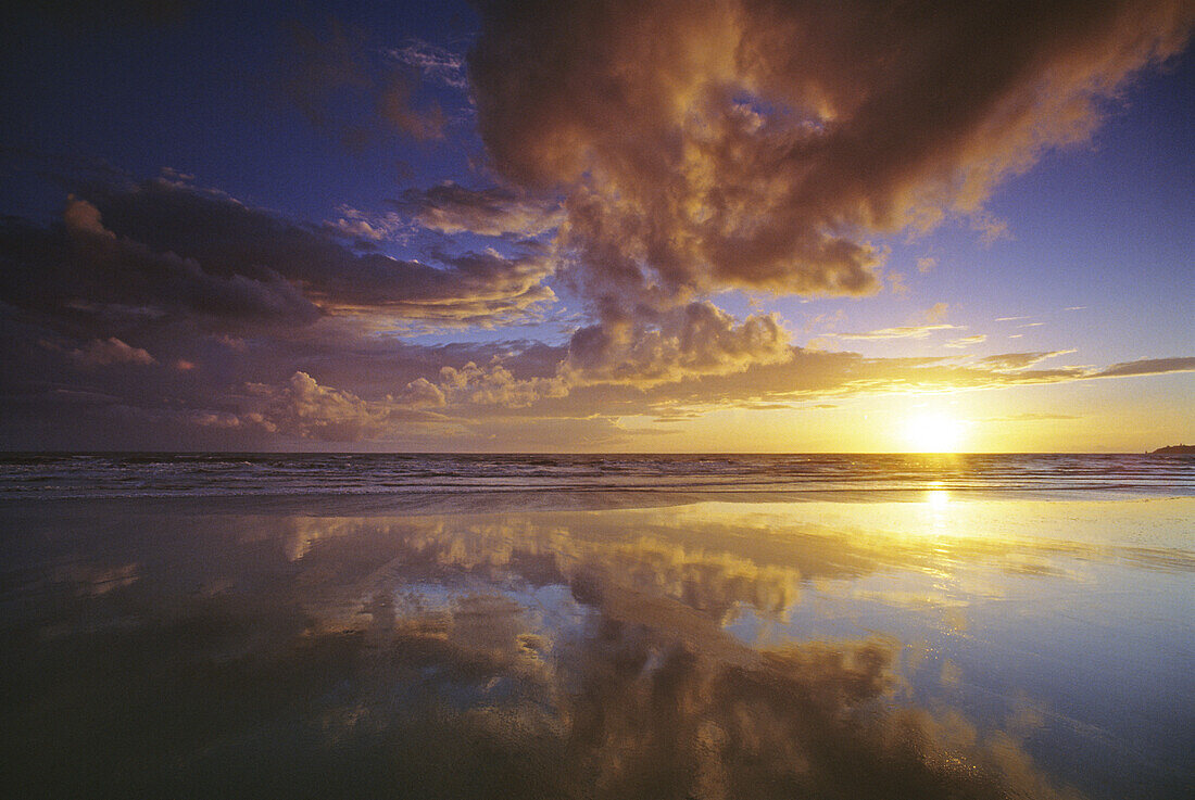 Wolken spiegeln sich auf dem nassen Strand bei Sonnenuntergang, Normandie, Frankreich, Europa