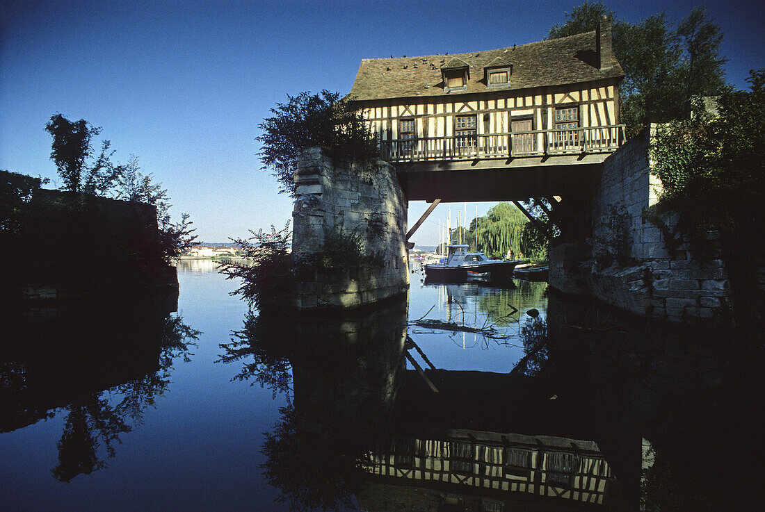 Alte Mühle an der Seine unter blauem Himmel, Normandie, Frankreich, Europa