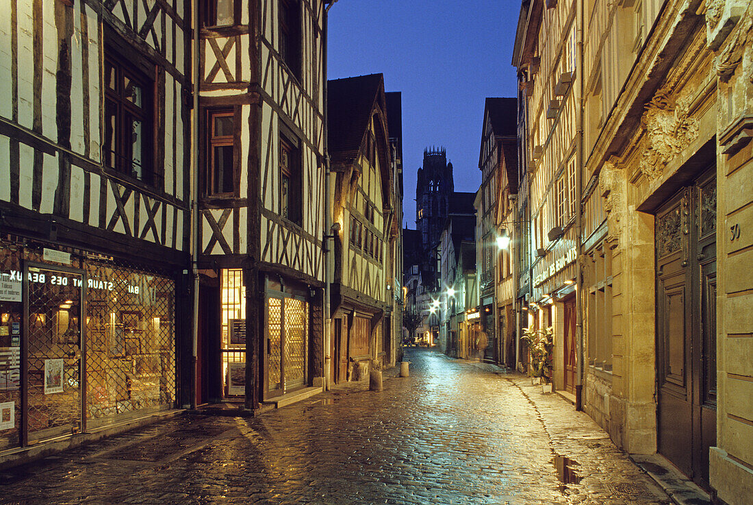 Altstadtgasse Rue Damiette am Abend, Blick zur Kirche Saint Ouen, Rouen, Normandie, Frankreich, Europa