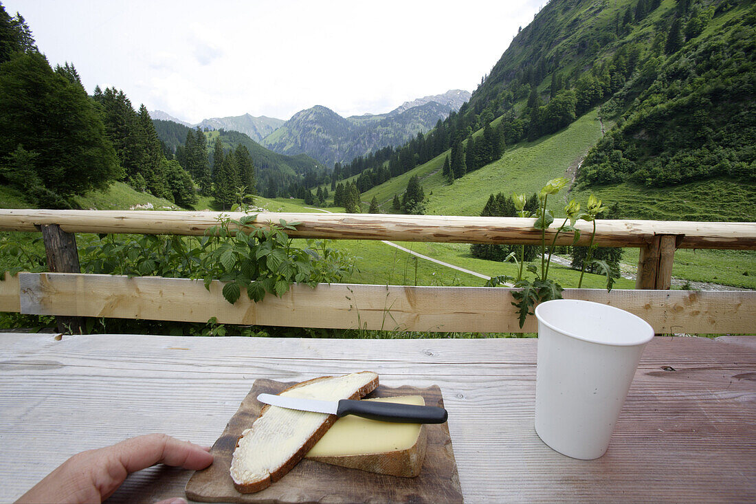 Käseplatte und Buttermilch mit Blick auf das Intersteiner Tal, Bad Hindelang, Allgäu, Schwaben, Bayern, Deutschland
