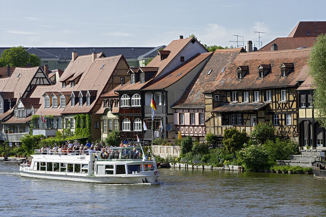 Ausflugsschiff auf der Regnitz mit dem Klein Venedig, Bamberg, Oberfranken, Bayern, Deutschland