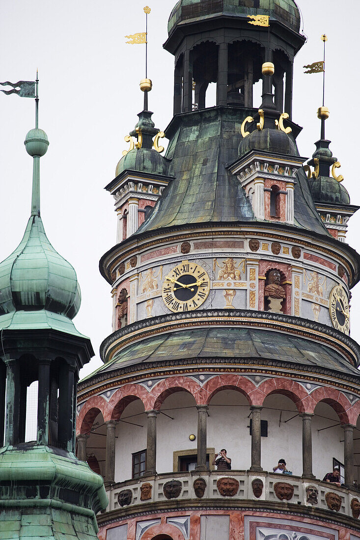 Schlossturm und Spitze der ehem. St. Jobst-Kirche, Cesky Krumlov, Krummau an der Moldau, Südböhmen, Tschechien