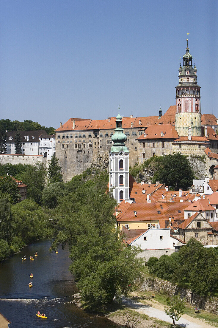 Altstadtansicht mit Moldau, Schloss und St. Jobst-Kirche, Cesky Krumlov, Krummau an der Moldau, Südböhmen, Tschechien