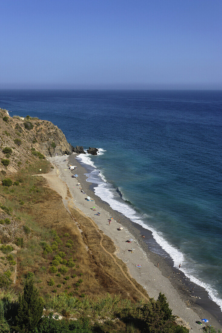 Blick auf den Strand von Maro, Nerja, Andalusien, Spanien