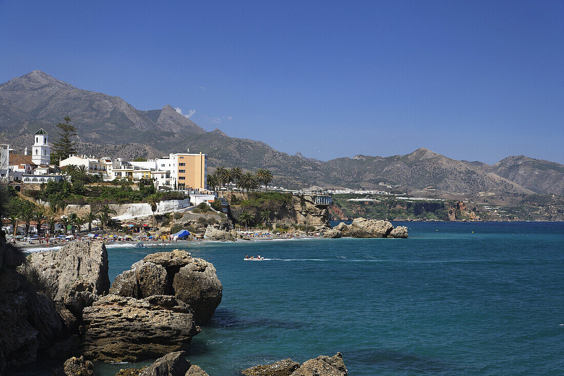 Playa del Salon, Balcon de Europa im Hintergrund, Nerja, Andalusien, Spanien