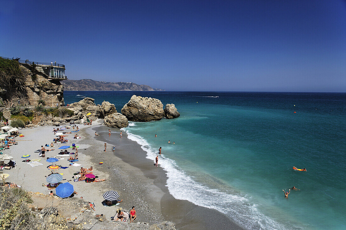 Playa del Salon, Balcon de Europa im Hintergrund, Nerja, Andalusien, Spanien