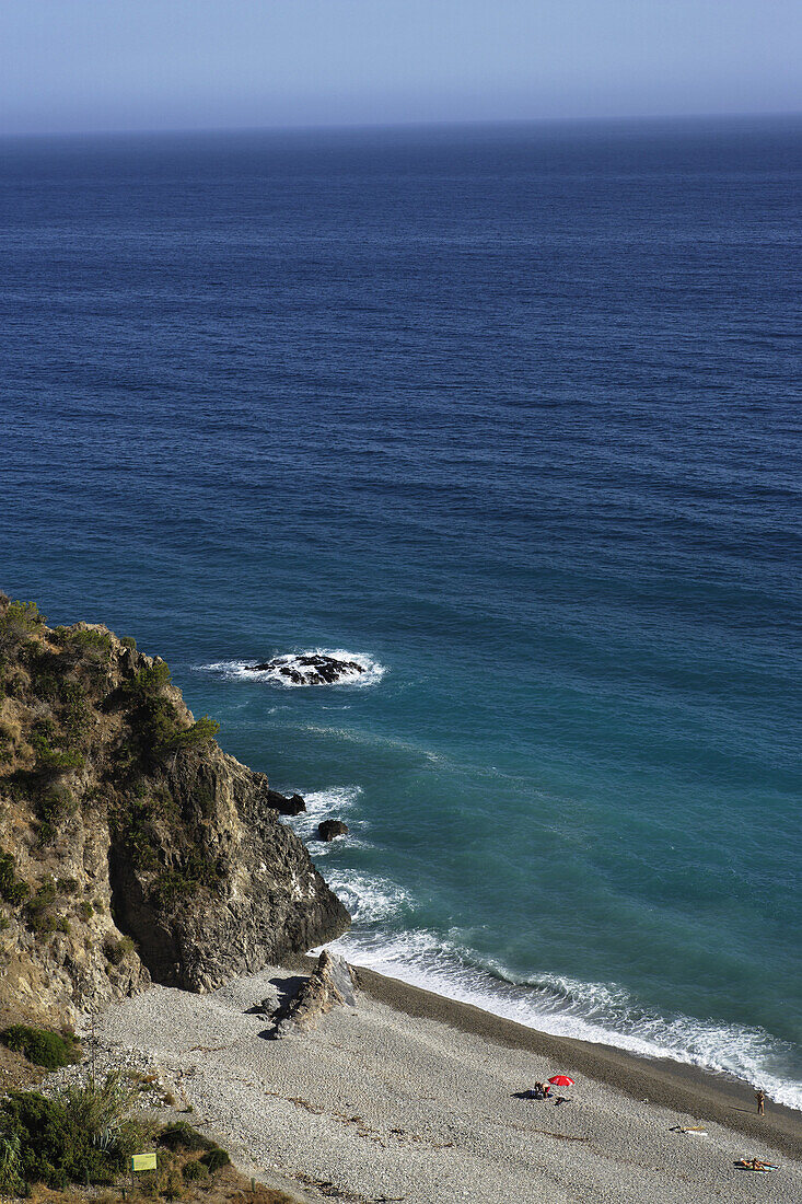 Blick auf den Strand Calas del Pino, Nerja, Andalusien, Spanien