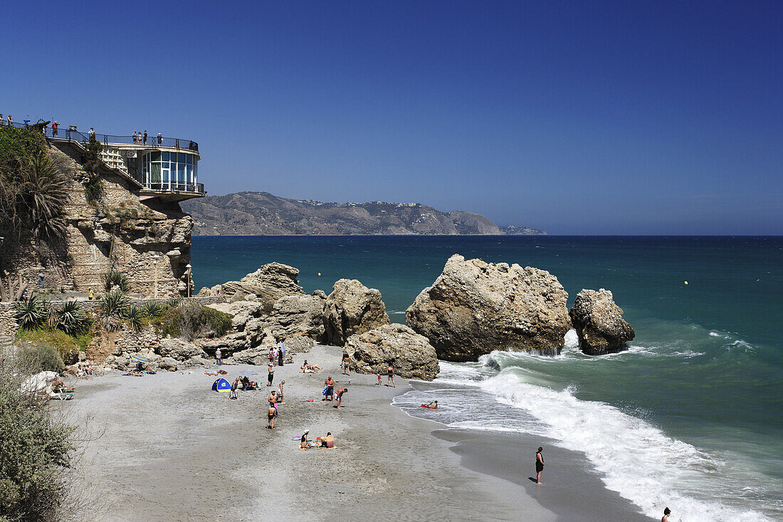 Playa del Salon, Balcon de Europa im Hintergrund, Nerja, Andalusien, Spanien