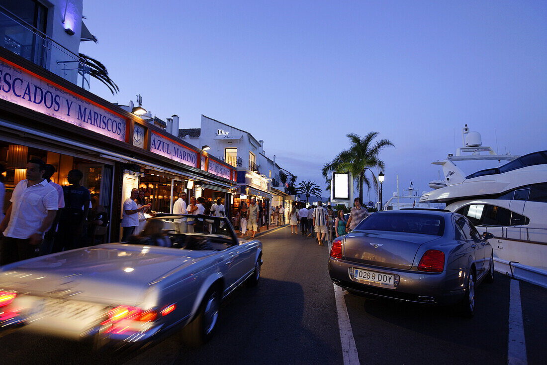 Luxux Autos, Restaurants am Hafen, Puerto Banus, Marbella, Andalusien, Spanien